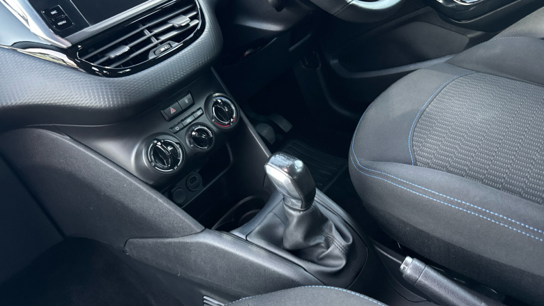 Peugeot 208 1.2 PureTech 82 Signature 5dr [Start Stop] Petrol Hatchback